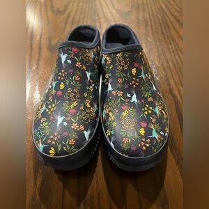 Western Chief Ladies Garden Clog Navy with Hummingbirds Size 7